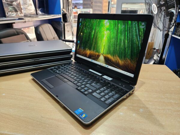 Dell Precision M2800 - Core i7, 2GB Graphics
