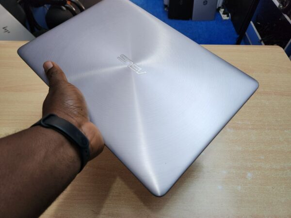 Asus ZenBook UX330UA - Core i5, 7th Gen