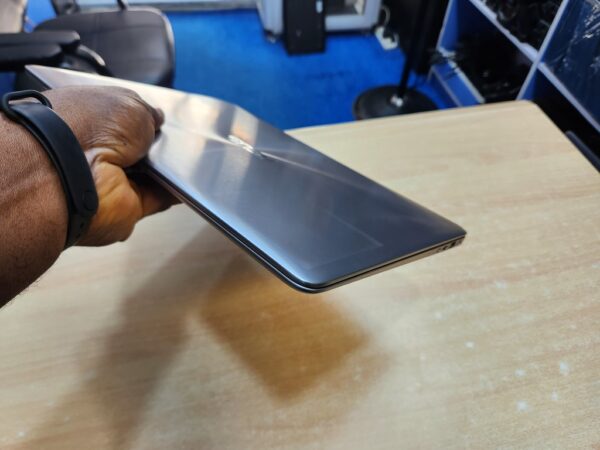 Asus ZenBook UX330U - Core i5, 8th Gen